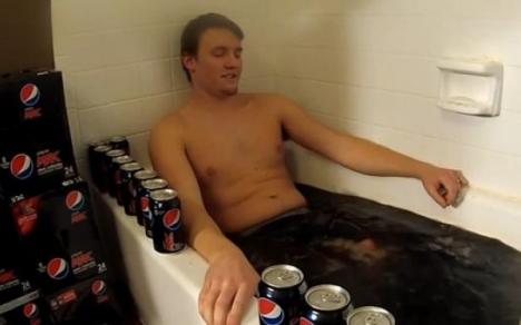Noua fiţă în materie de răsfăţ: S-a scufundat într-o cadă plină cu Pepsi! (VIDEO)